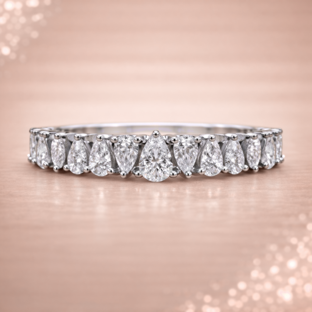 Kerasus Halber Eternity-Diamantring mit tropfenförmigem Schliff – 14 Karat Gold